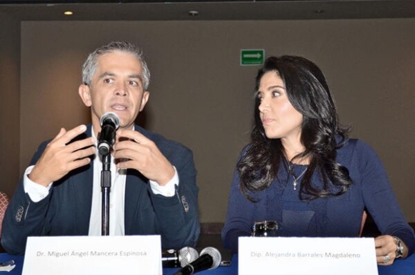 Con Alejandra Barrales tuvo una relación formal.
