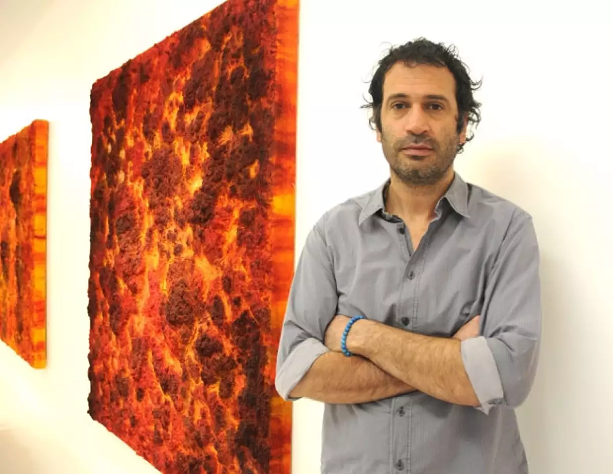 El artista mexicano presenta su primera exhibición individual "Un largo camino a casa", con lo que regresa a su país de origen después de 10 años.