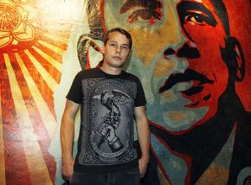 Shepard Fairey, quien se hizo famoso por los retratos del ahora presidente de Estados Unidos, fue arrestado por pintar graffiti en propiedad privada en Los Ángeles.
