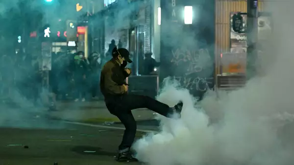 Un manifestante patea un bote durante una protesta en respuesta a las operaciones federales de inmigración en el barrio Little Tokyo del centro de Los Ángeles, el 9 de junio de 2025.