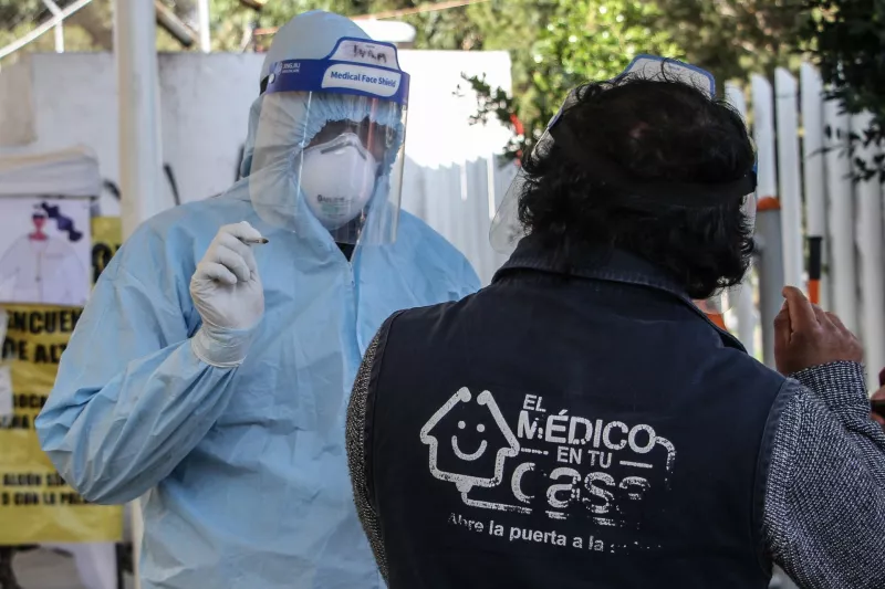 Médico y personal del gobierno de la ciudad, dialogan en el Kiosco de la Salud ubicado en la alcaldía Magdalena Contreras.
