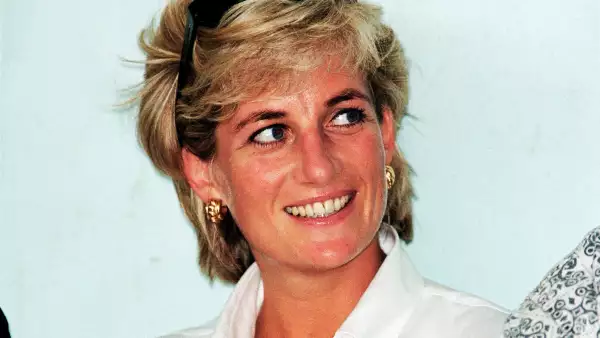 La mujer asegura que su madre y el abuelo de la princesa tuvieron un amorío, y como consecuencia nació ella.