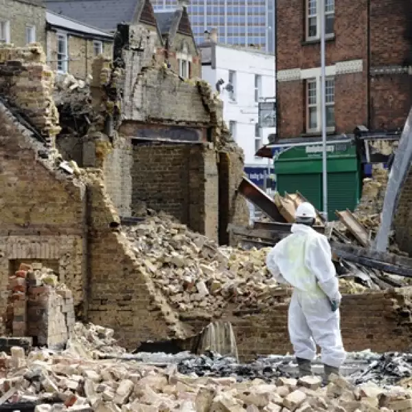 Un trabajador observa los restos de la tienda muebles Reeves