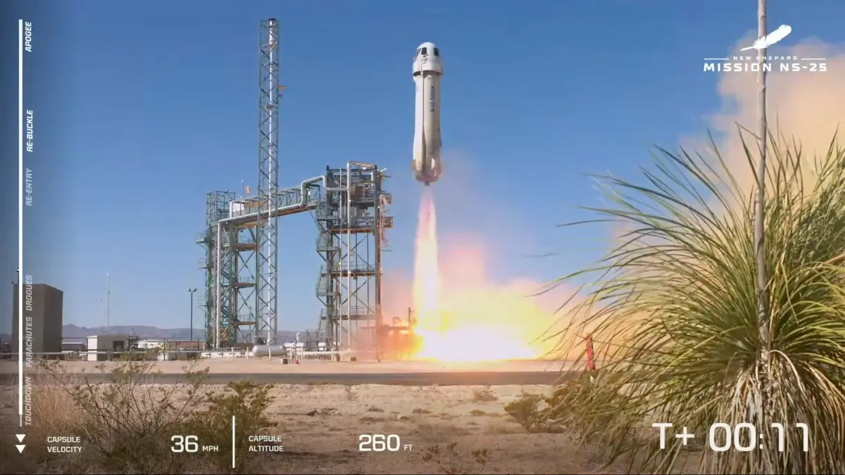 Blue Origin, respaldado por Jeff Bezos, reanuda sus vuelos al borde del espacio, llevando a seis personas sentadas en una cápsula en la cima del cohete New Shepard, poniendo fin a una pausa de casi dos años de operaciones tripuladas después de un fracaso de la misión de 2022 en Van Horn, Texas, EE. UU., el 19 de mayo de 2024 en una imagen fija del video.