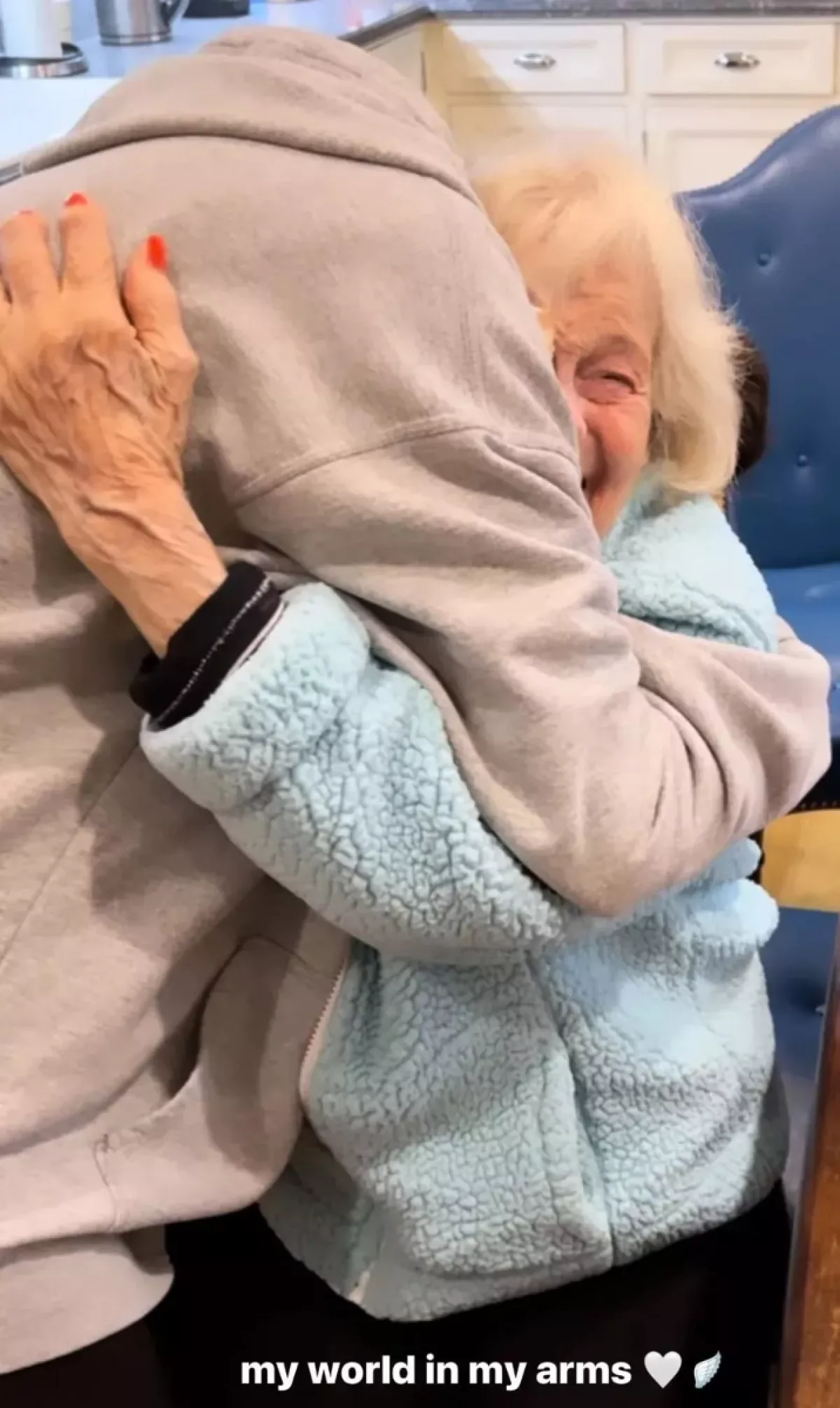 Nicola Peltz y su abuela
