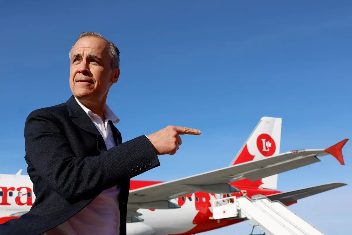 El primer ministro de Canadá, Mark Carney, hace gestos en el Aeropuerto Internacional de Ottawa, durante el día de las elecciones en Ottawa, Ontario, Canadá, el 28 de abril de 2025.
