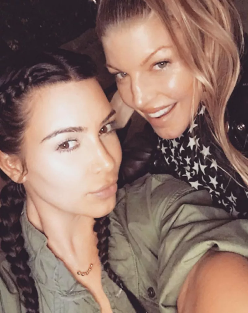 La celebridad hizo a un lado el maquillaje para presumir su belleza al natural junto a Fergie.