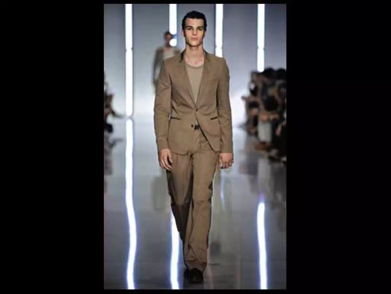 Este conjunto está compuesto por un saco estilo Carten 100% de lana, Jersey Lecco de algodón, pantalones 68% de algodón, así como zapatos y cinturón de piel.