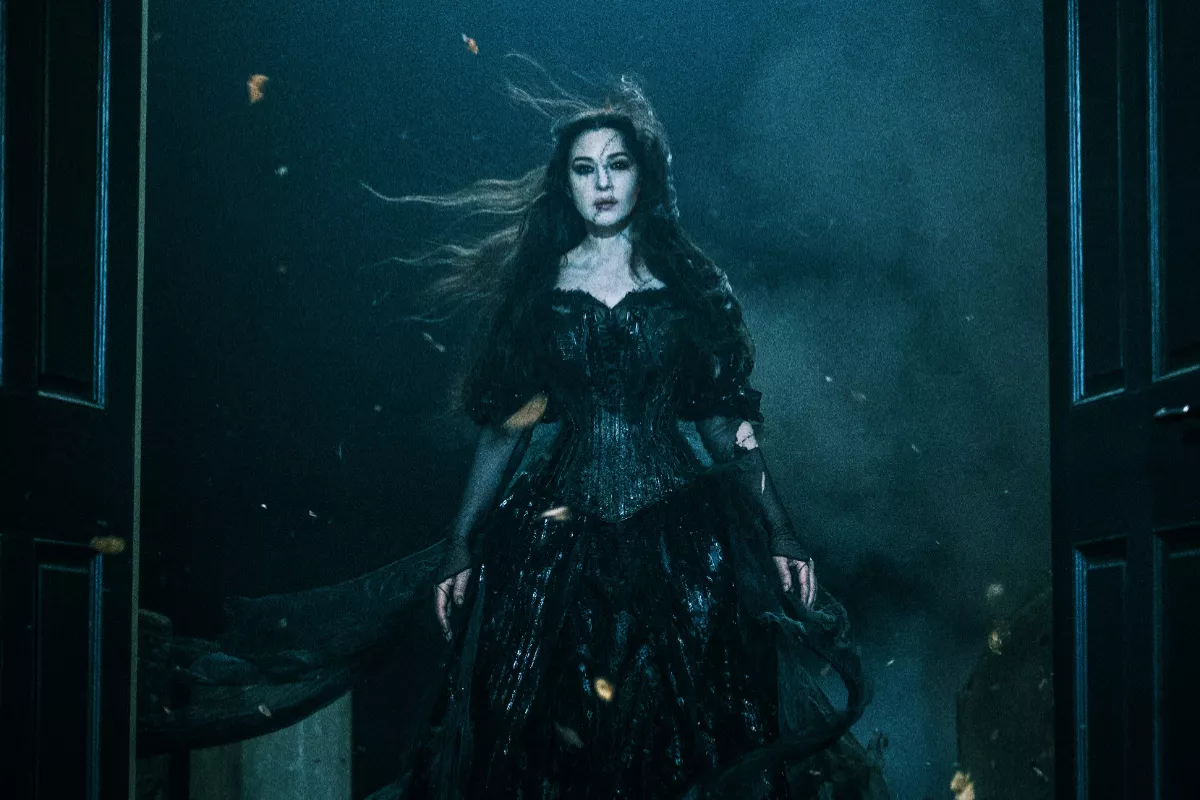 Foto de Monica Bellucci como Delores, con vestido negro, en la película Beetlejuice Beetlejuice.