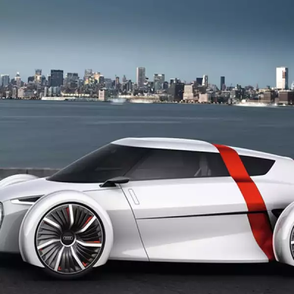 Vehículo urbano eléctrico en configuración 1+1 (conductor más un acompañante), fabricado en fibra de carbono para mantener el peso en apenas 480 kg.