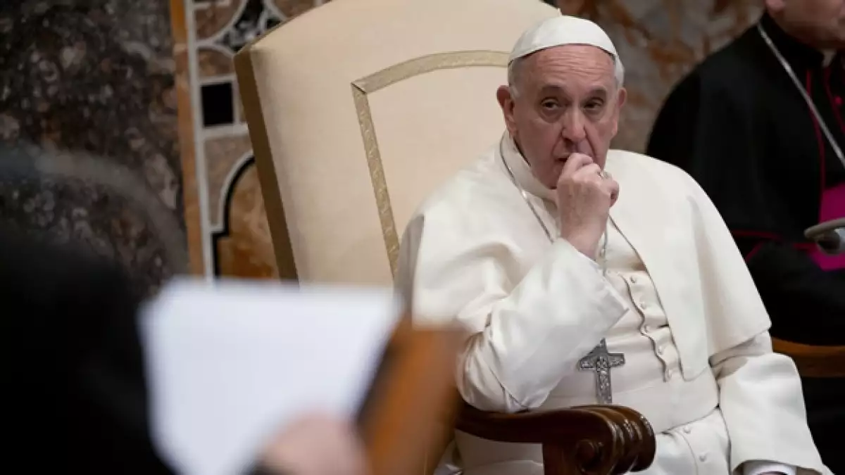 papa francisco con sacerdotes