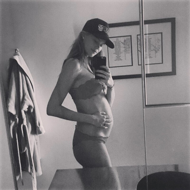 Behati luce muy guapa aun embarazada.