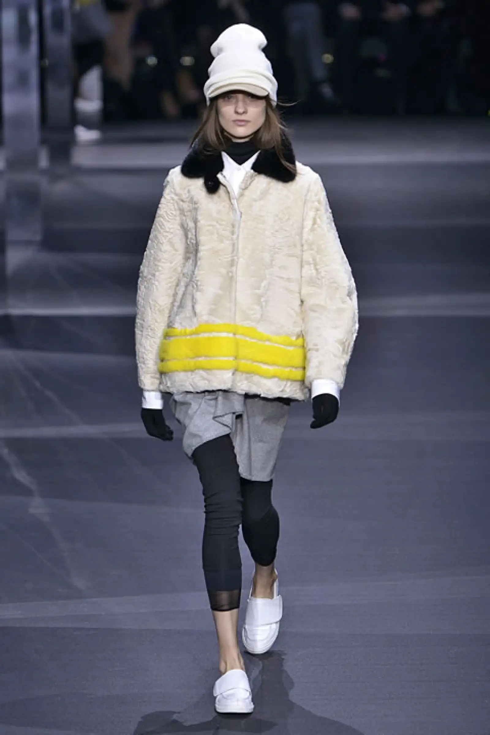 Moncler Gamme Rouge La colección de Giambattista Valli nos transporta a las diferentes capitales del mundo mostrando colores vibrantes.