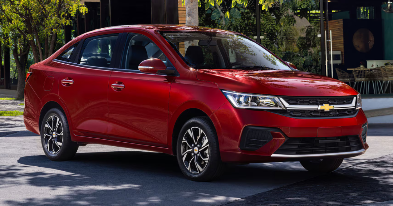 Chevrolet bajó tanto el precio del Aveo nuevo que uno usado dejó de ser la opción barata
