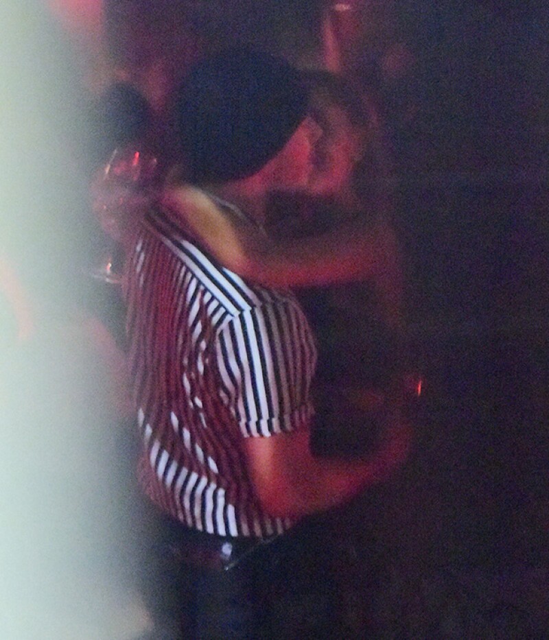 Tras su participación como invitada en "Saturday Night Live", la cantante fue vista en una cariñosa escena con su novio en un club de Nueva York.