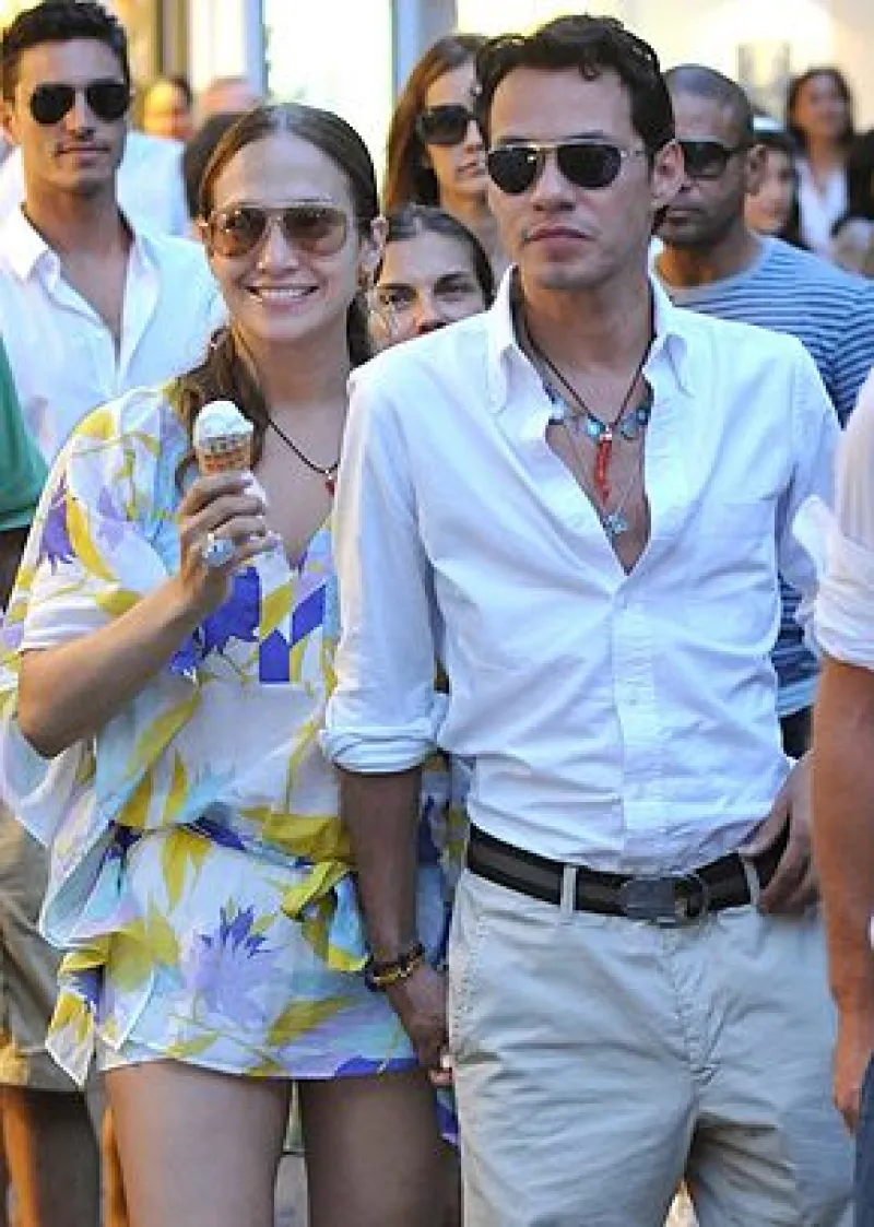 Con un vestido corto y muy veraniego, Jennifer Lopez recorrió Capri al lado de su esposo Marc Anthony y los diseñadores Dolce&Gabbana; aprovechó para saborear un famoso helado italiano.