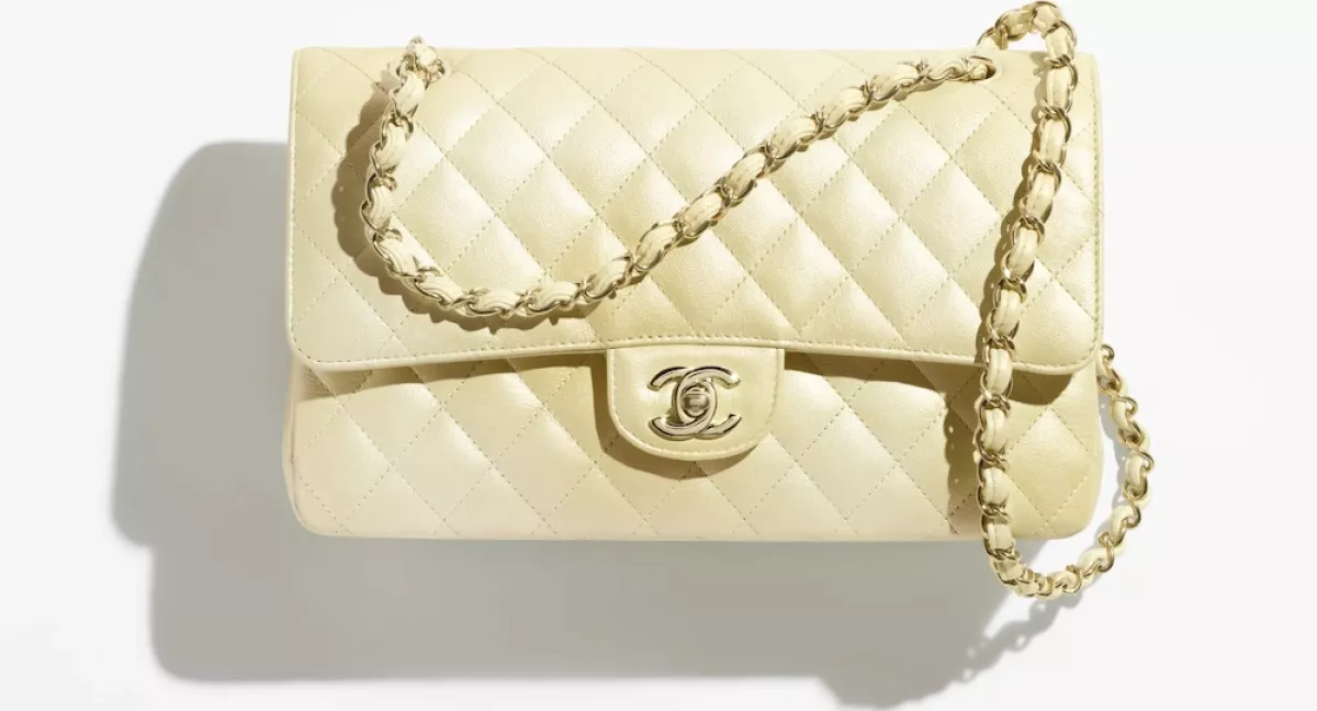 Bolsa de mano amarilla de Chanel. 