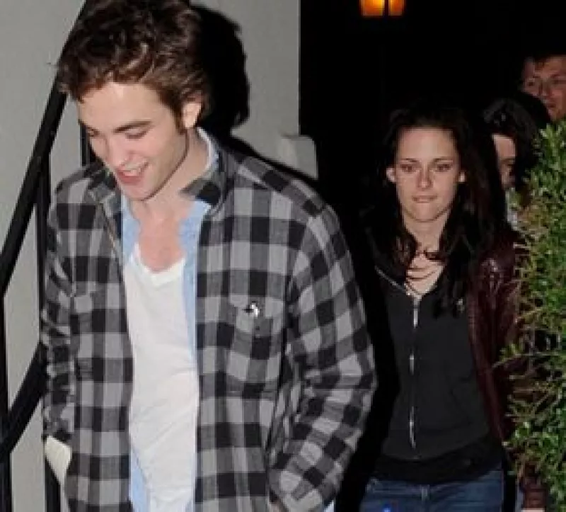 Muchas chicas están molestas con la protagonista de Crepúsculo debido al supuesto romance que tiene con Robert Pattinson y cuando se la encuentran en la calle, no pierden oportunidad de agredirla.