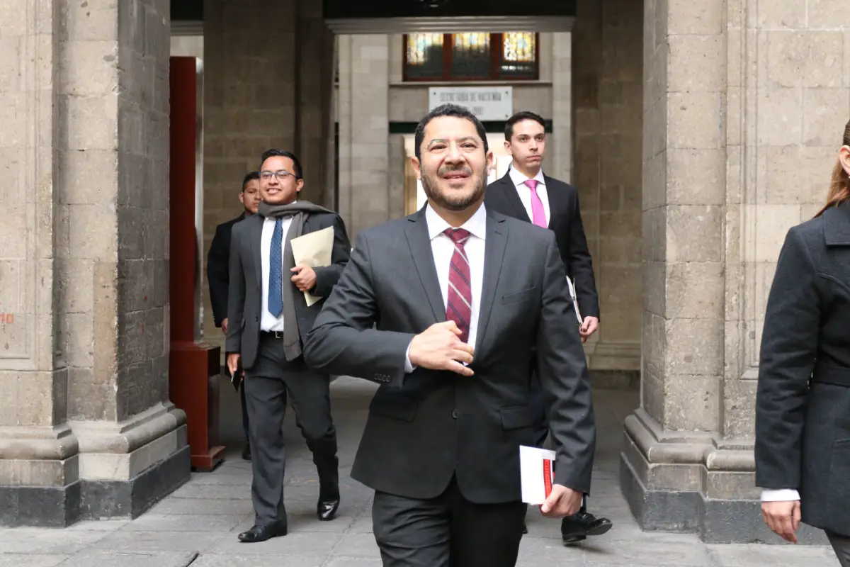 Martí Batres Guadarrama, senador de Morena, a su arribo al desayuno con el presidente.