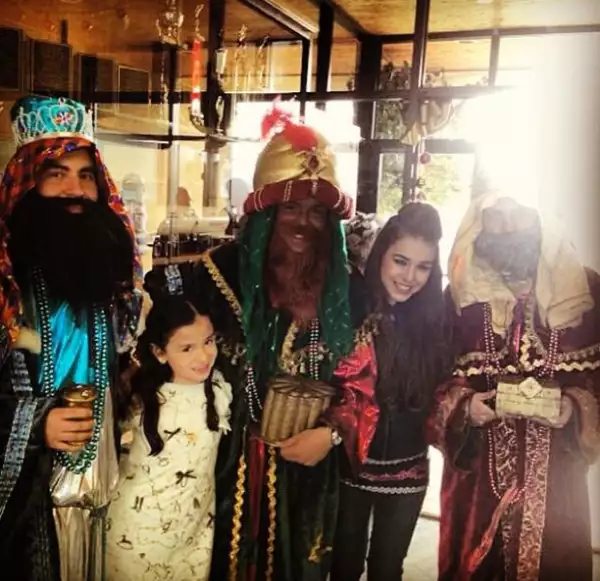 La joven cantante hizo un viaje a Ciudad Juarez para repartir regalos de dia de Reyes.