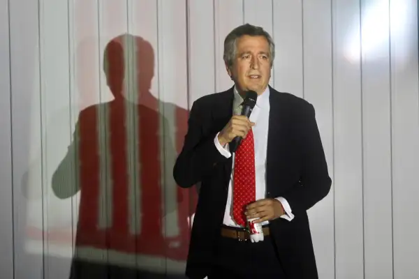 Jorge Vergara, empresario dueño del equipo de futbol Chivas y Grupo Omnilife, falleció este viernes a los 64 años de edad presuntamente por sufrir un paro cardiorrespiratorio en la ciudad de Nueva York, versión confirmado por su hijo Amaury Vergara. En la imagen, el empresario durante la presentación de la vestimenta del equipo chivas en el año 2015.
