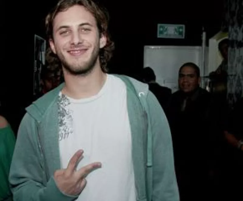 Anunció que aunque se tomará un breve descanso en Miami, seguirá trabajando, ahora con su padre, en una cinta que abordará un tema tan 'controvertido y apasionante como la adopción en una pareja gay'.