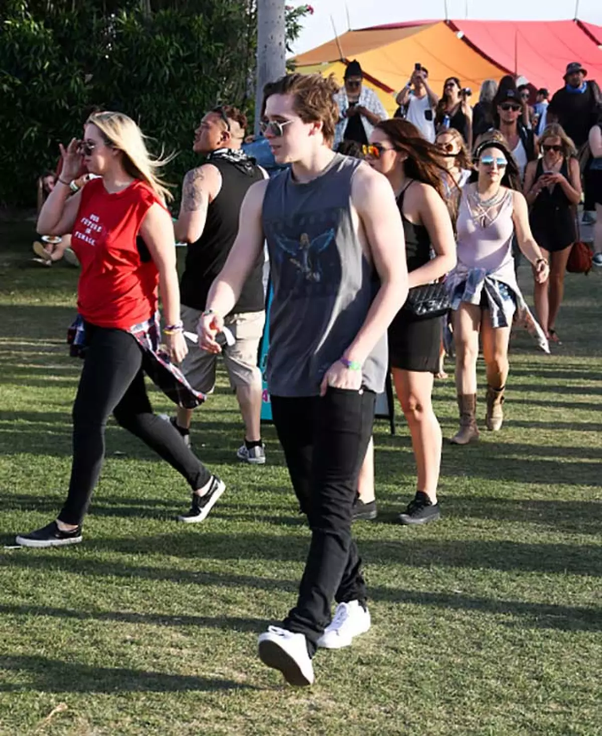 Brooklyn Beckham quiso pasar desapercibido entre la multitud, pero no lo logró.