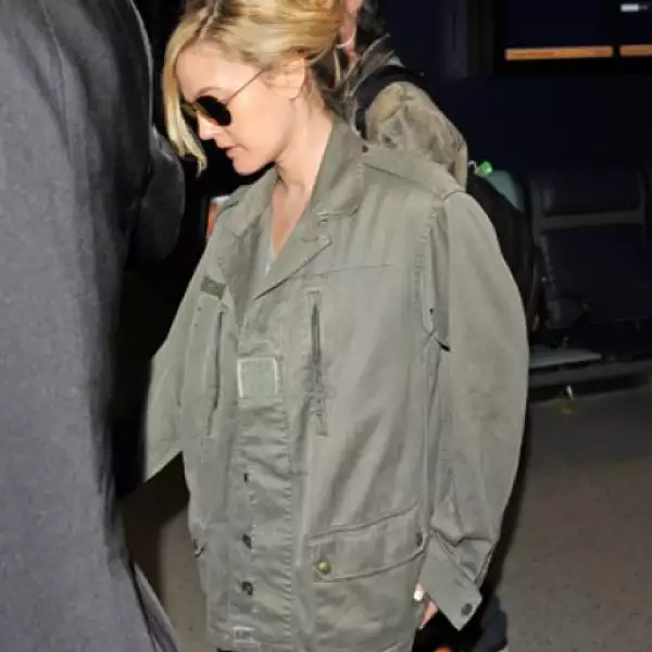 Drew Barrymore llega al Aeropuerto JFK en Nueva York.