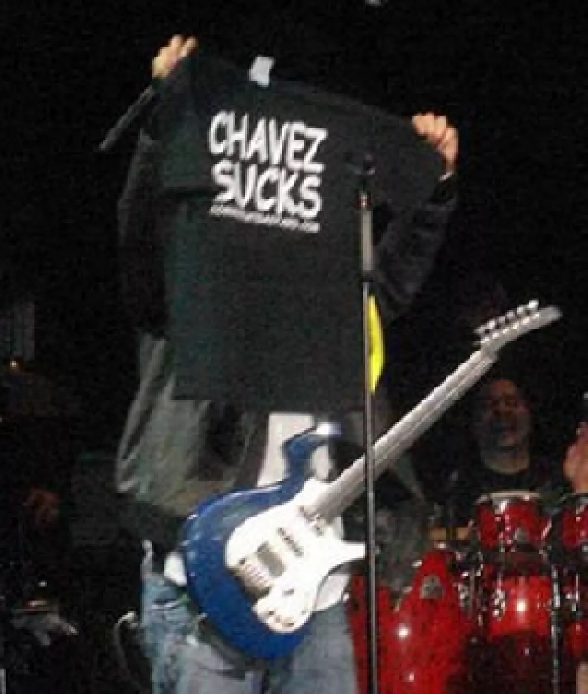 Sanz levantó a lo alto la playera.