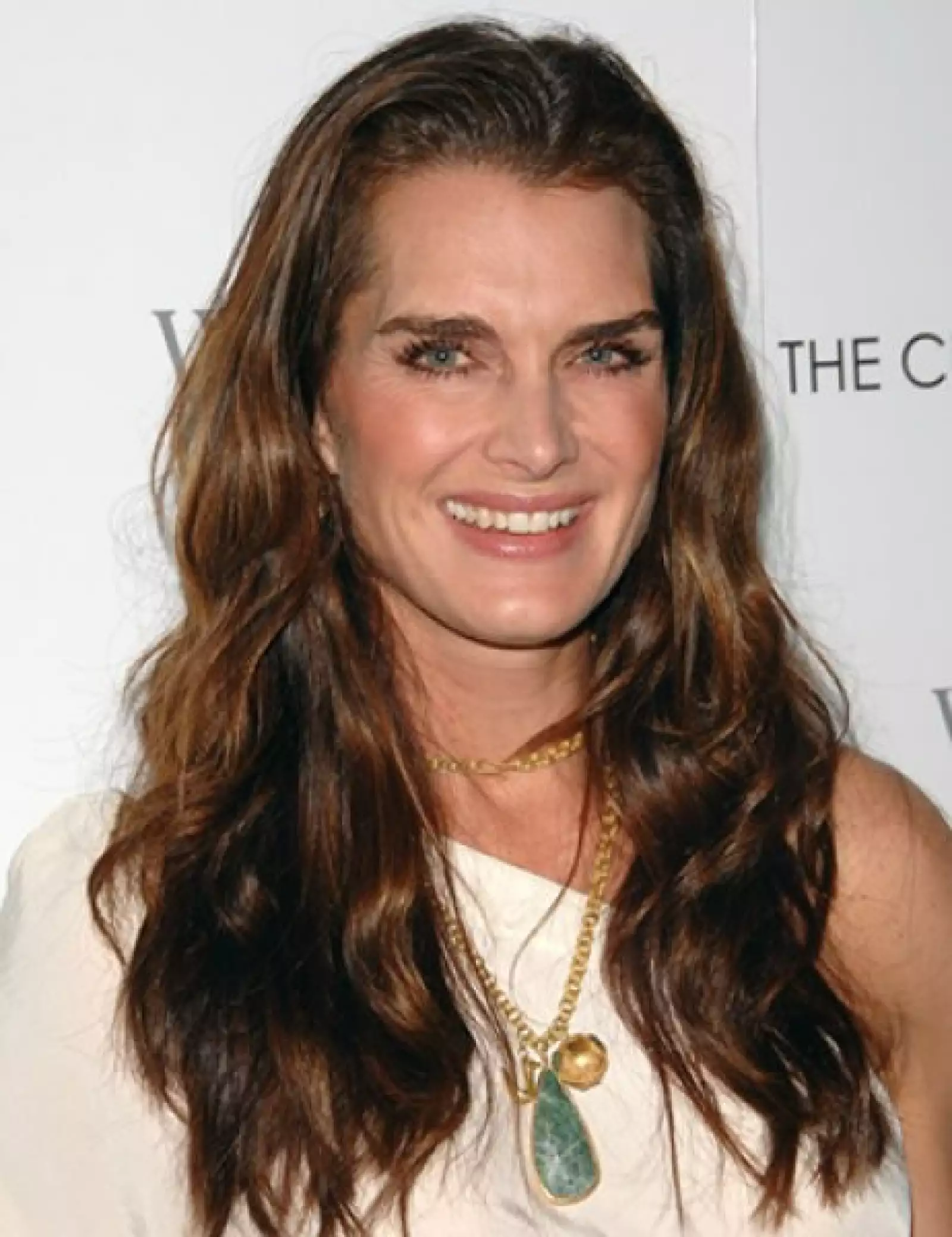 Brooke Shields es otra actriz que sabe sacar partido a sus ojos claros, y deja su melena en un castaño claro con reflejos rubios.