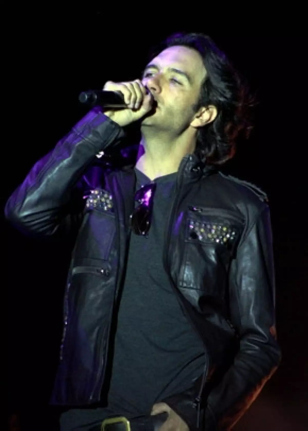 El cantante le dio la patadita de la buena suerte a su novia, quien regresó para conquistar al público mexicano con su álbum Viaje personal.