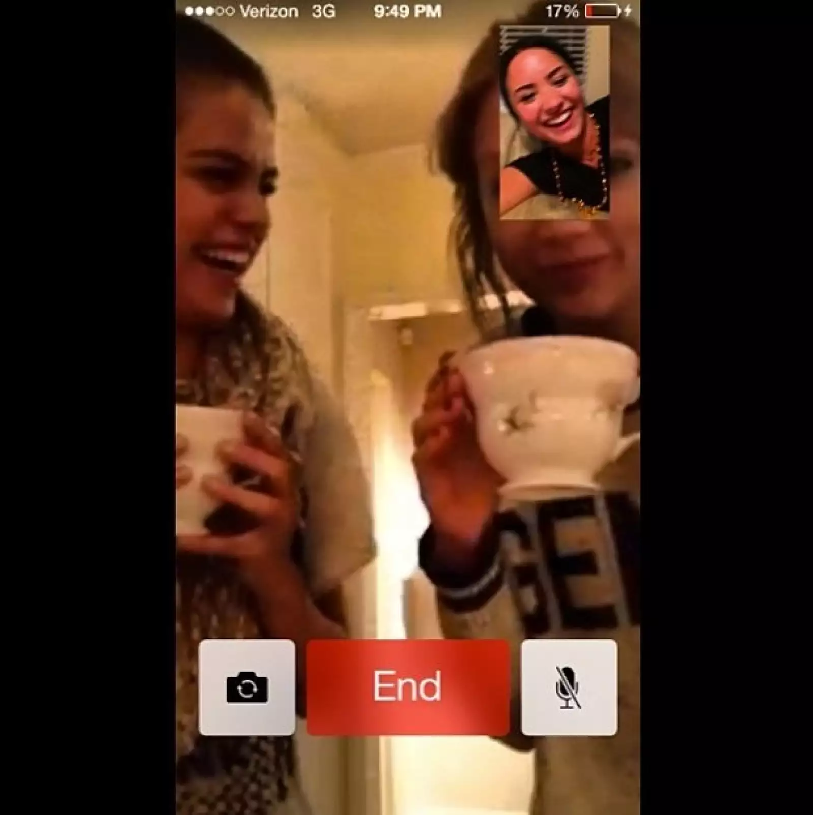 Pese a los rumores de que Selena Gomez padece Lupus, ella se ha dedicado a sus mejores amigas, entre ellas Taylor Swift, y Demi Lovato, a quien incluyen en el grupo aunque sea por Facetime.