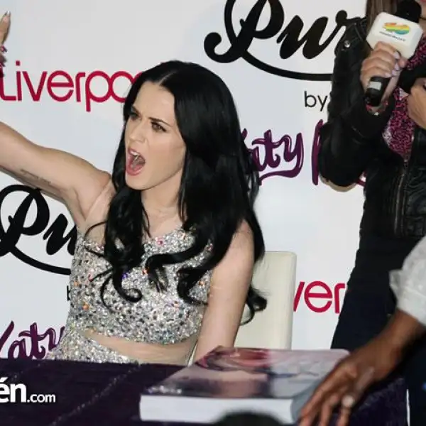Katy Perry en la firma de autógrafos