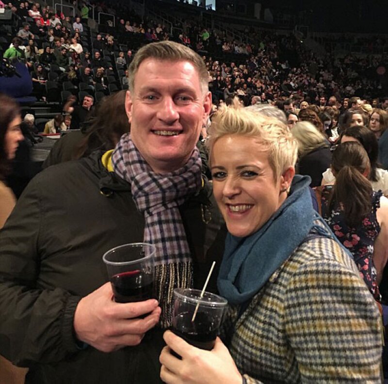 Ellos son los futuros esposos, Hayley Consuegra, de 34 años, y Neil Pringle, de 47.