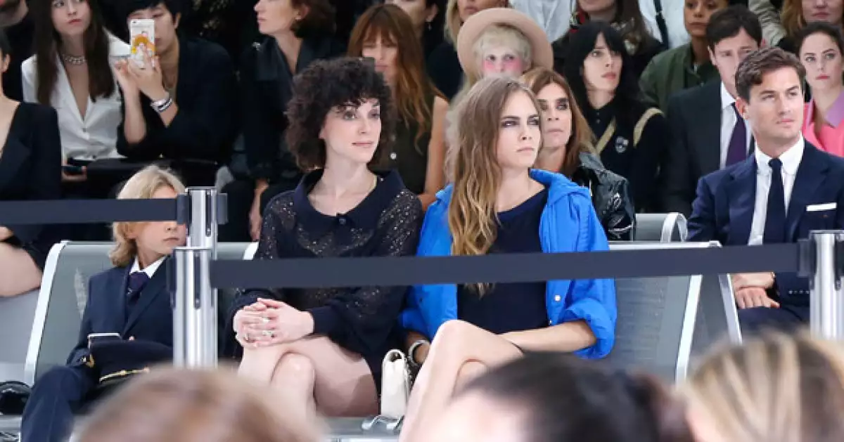 Aunque se le vio muy enamorada junto a Annie Clark durante el desfile de Chanel, la ex modelo después fue captada de la mano de su mejor amiga.