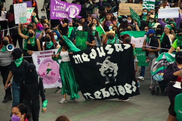 Feministas marcharon está tarde en Pro del Aborte gratuito y legal en todo México.