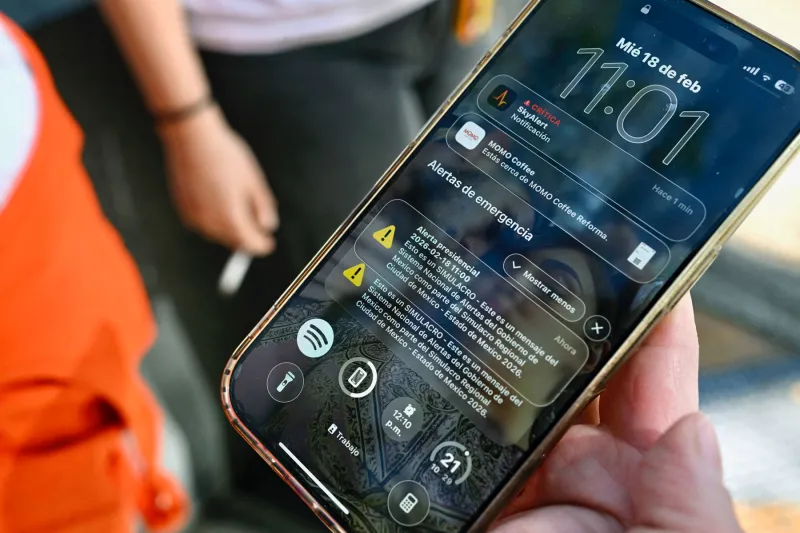 Teléfono con mensajes de alerta sísmica mexicana.