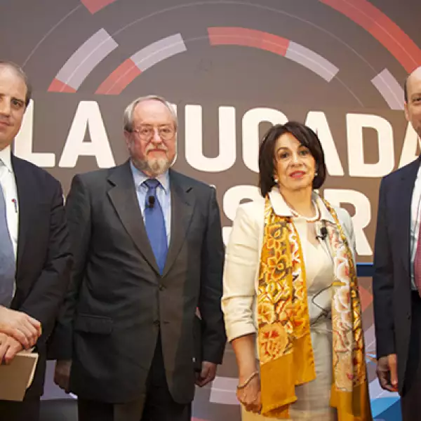 Alberto Bello, director editorial de Grupo Expansión en compañía del panel de expertos: Rocío Ruiz Chávez de la Secretaría de Economía, Roberto Newell del Instituto Mexicano para la Competitividad (IMCO) y Luiz Carlos Ferezin de Accenture.