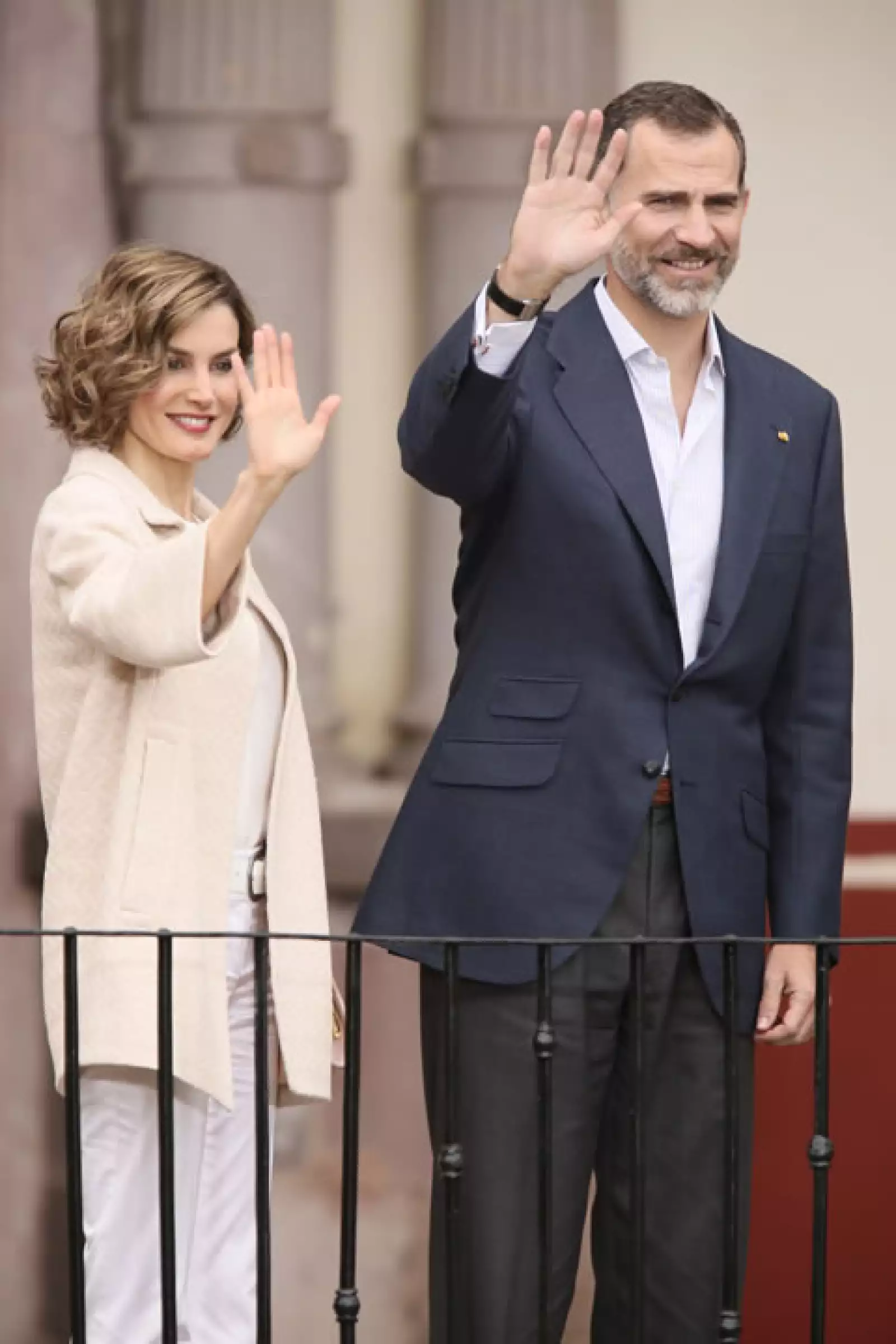 Letizia y Felipe de España saludan a los presentes en el museo.