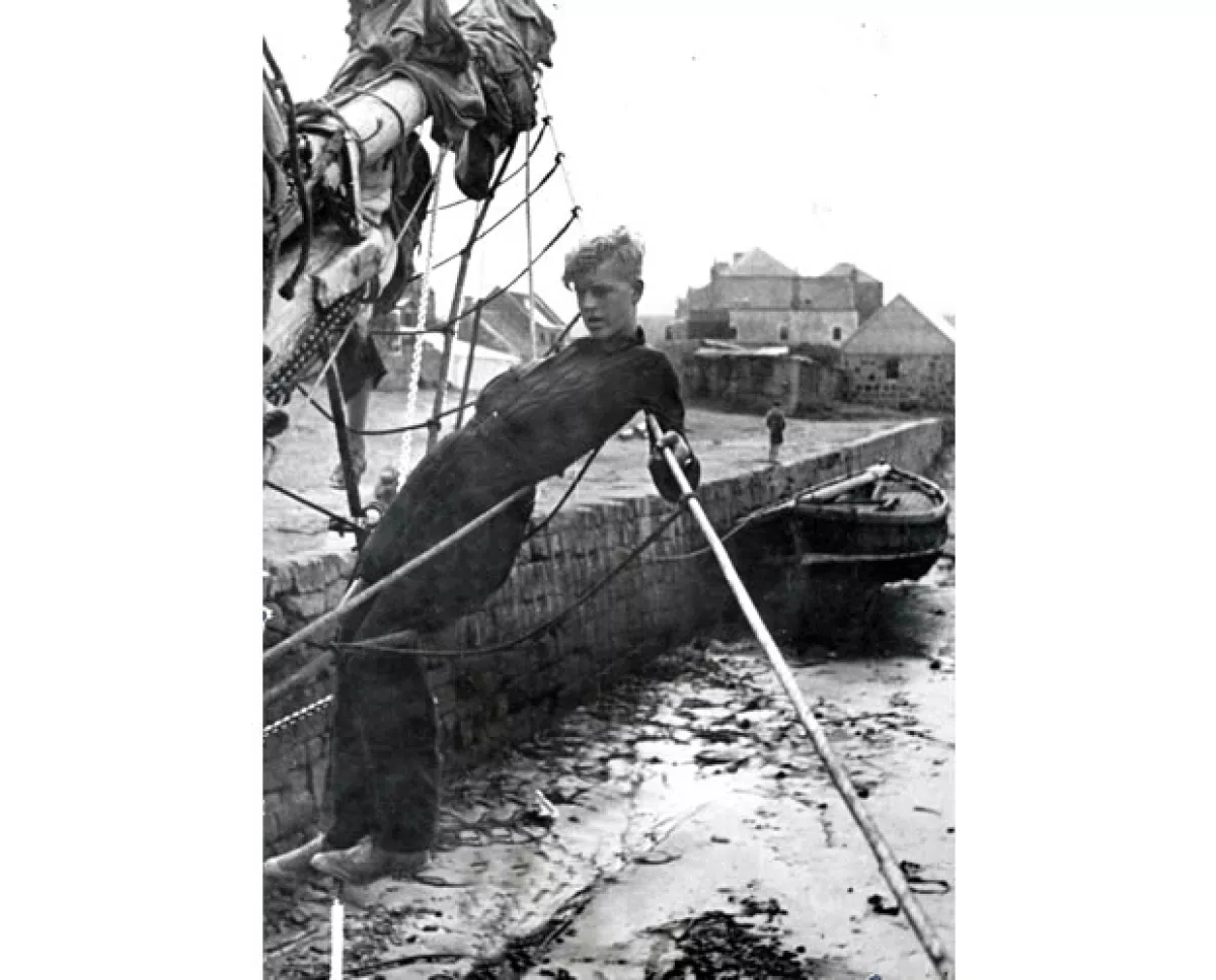 En 1939 se integró a la Marina británica.