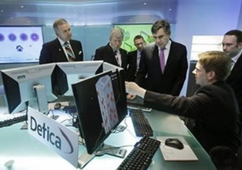 Gordon Brown, primer ministro británico, revisa el nuevo programa de ciberseguridad para el Reino Unido. (Foto: AP)