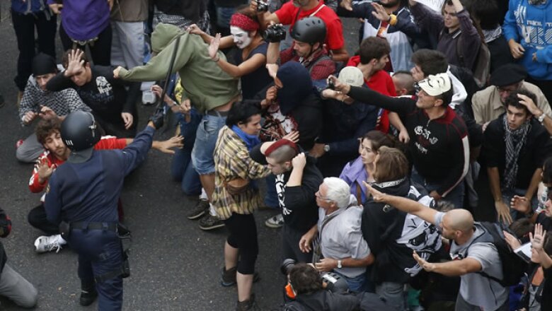 Los manifestantes dijeron que estaban hartos de los recortes de salarios y en salud y educación.