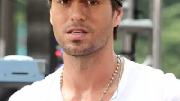 El cantante español no podrá cumplir su promesa de esquiar sin ropa, pues podría ser arrestado por las autoridades de Miami.