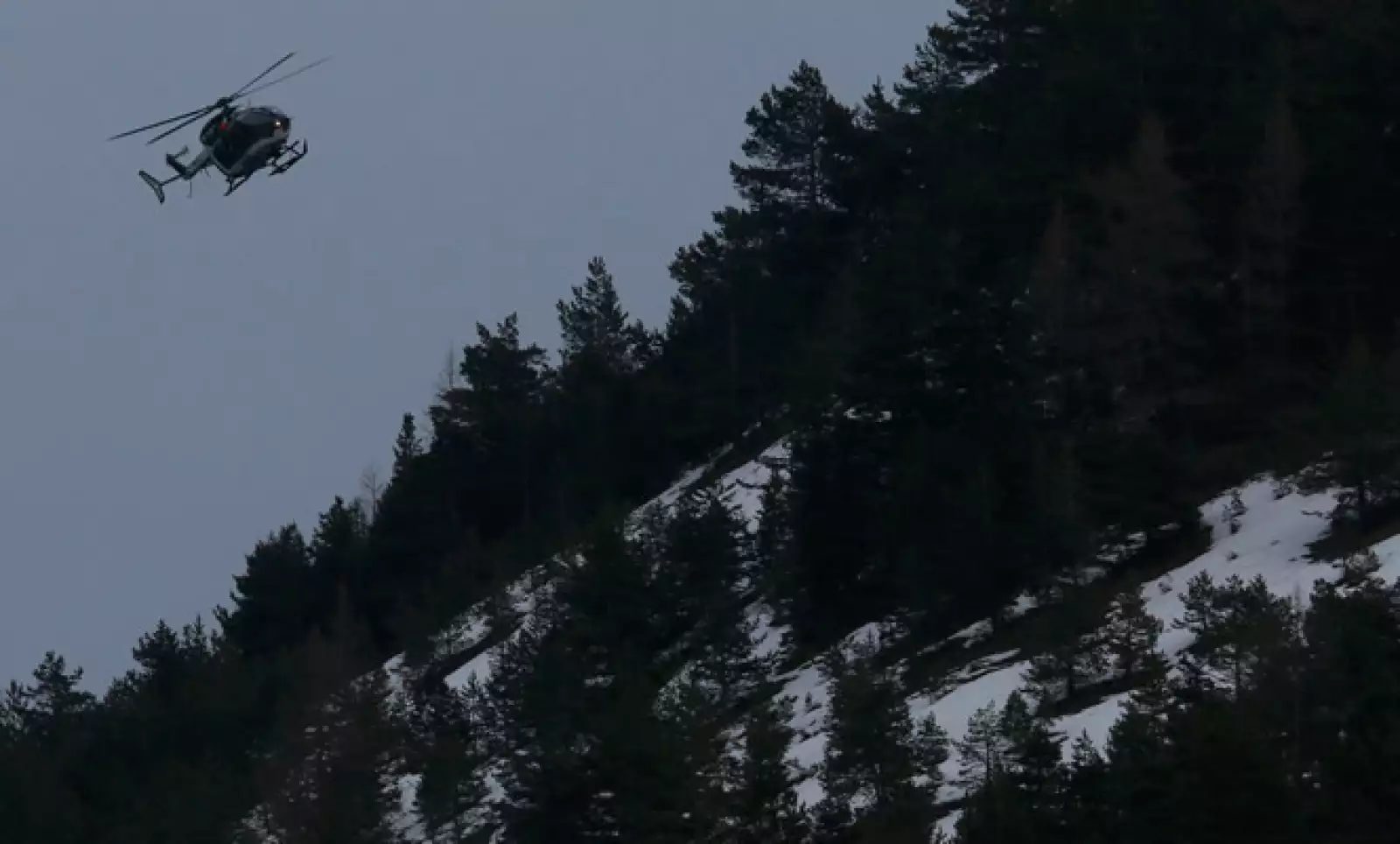 Un helicóptero de la Gendarmería francesa vuela sobre los Alpes franceses durante una operación cerca del lugar del accidente. 