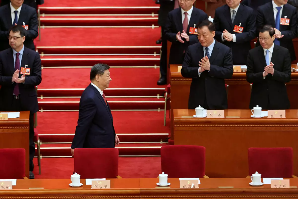 El presidente chino Xi Jinping llega a la sesión de clausura de la Conferencia Consultiva Política del Pueblo Chino (CPPCC) en el Gran Salón del Pueblo en Beijing, China, el 10 de marzo de 2025.