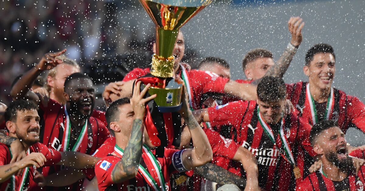 AC Milan wins the Italian league after 11 years AC Milan wins the Italian league after 11 years