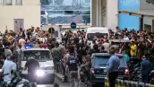 Ambulancias rodeadas de personas a las afueras de un hospital en Líbano. En la imagen se pueden apreciar cientos de personas rodeando a 3 ambulancias fuera de un hospital.