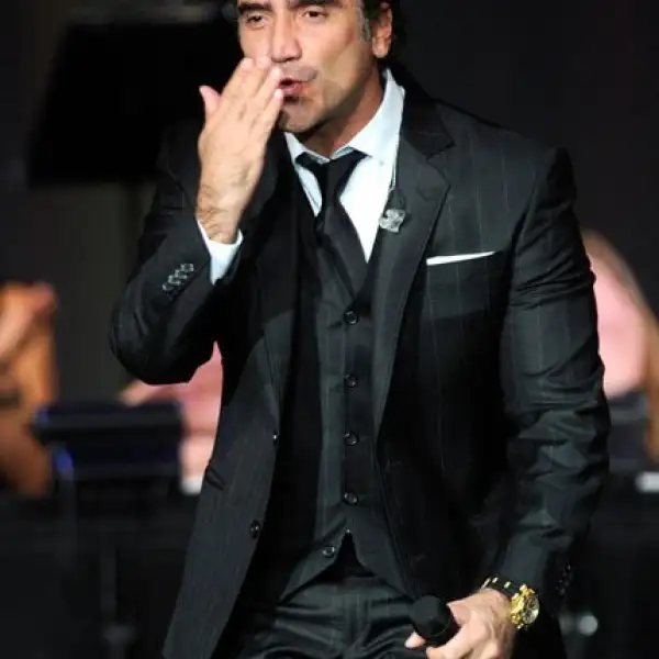 Alejandro Fernández cantó para el tenor.