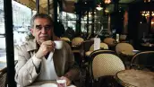 El escritor durante una sesión fotográfica en París, una de las tantas ciudades en las que inspiró sus relatos.