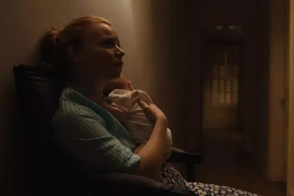 M. Night Shyamalan habla de Servant, serie que estrena su cuarta y última temporada en Apple TV+